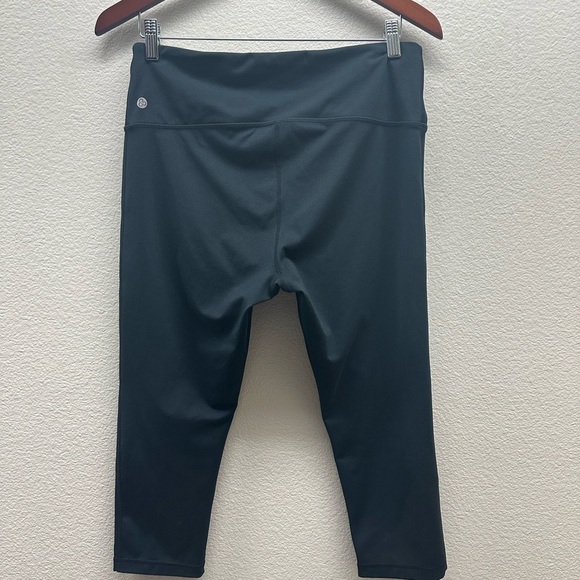 Women's Black Zella Crop Leggings - Picture 2 of 3